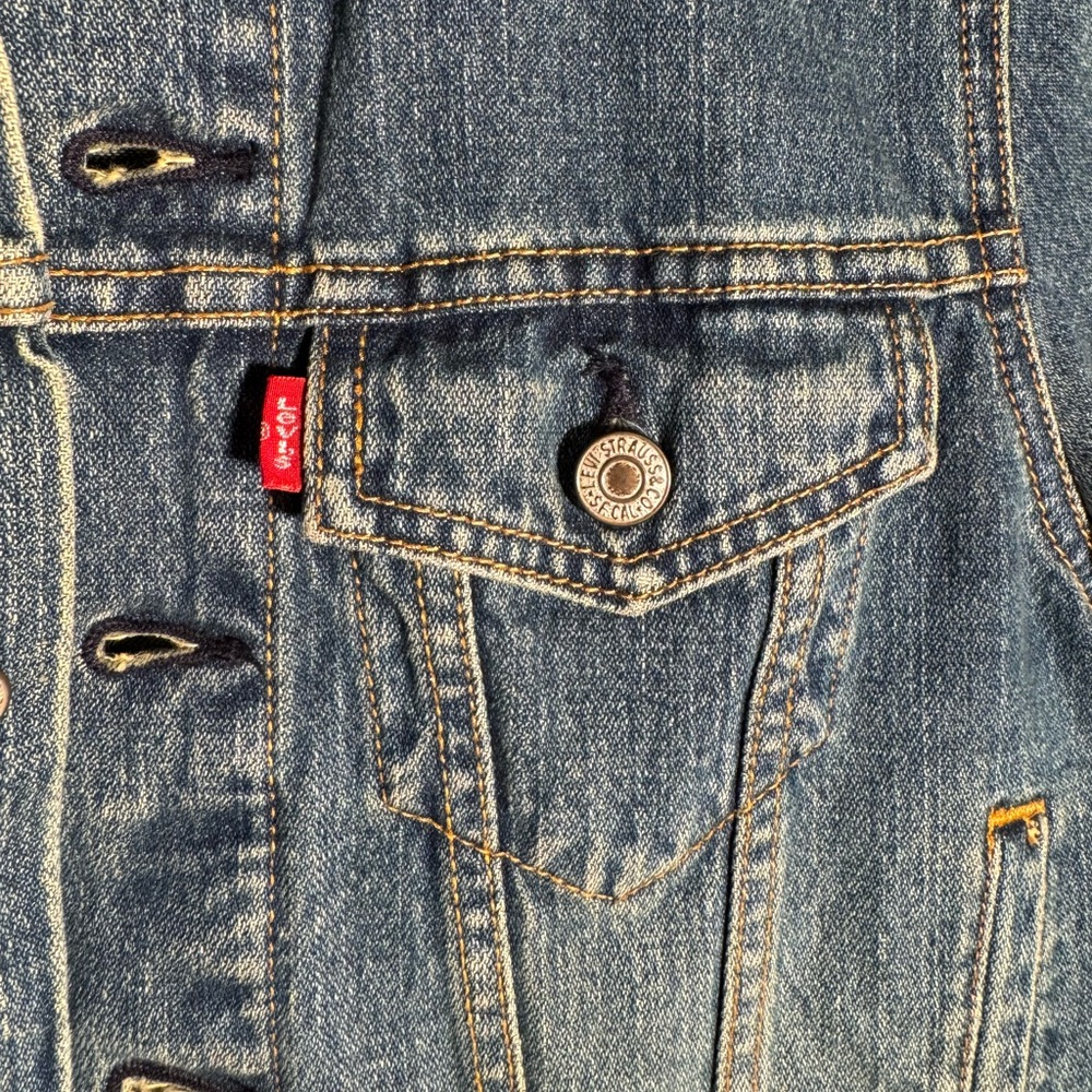 Levi's Women’s Jean Jacket Trucker Style with Shorter Silhouette and 3/4 Sleeve - Picture 7 of 15